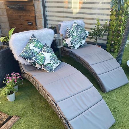 Mini Love Island Style Guest House Includes Personal Hot 24 Hour Swimming Pool, Outdoor Bathtub, Heated Dining Dome And Fire Pit, All This Is Secretly Located In The Busy Suburbs Of نوتينغهام المظهر الخارجي الصورة