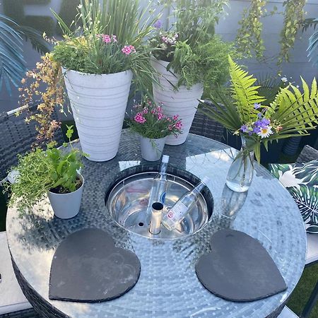 Mini Love Island Style Guest House Includes Personal Hot 24 Hour Swimming Pool, Outdoor Bathtub, Heated Dining Dome And Fire Pit, All This Is Secretly Located In The Busy Suburbs Of نوتينغهام المظهر الخارجي الصورة