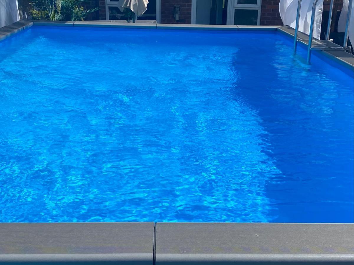 Mini Love Island Style Guest House Includes Personal Hot 24 Hour Swimming Pool, Outdoor Bathtub, Heated Dining Dome And Fire Pit, All This Is Secretly Located In The Busy Suburbs Of نوتينغهام المظهر الخارجي الصورة