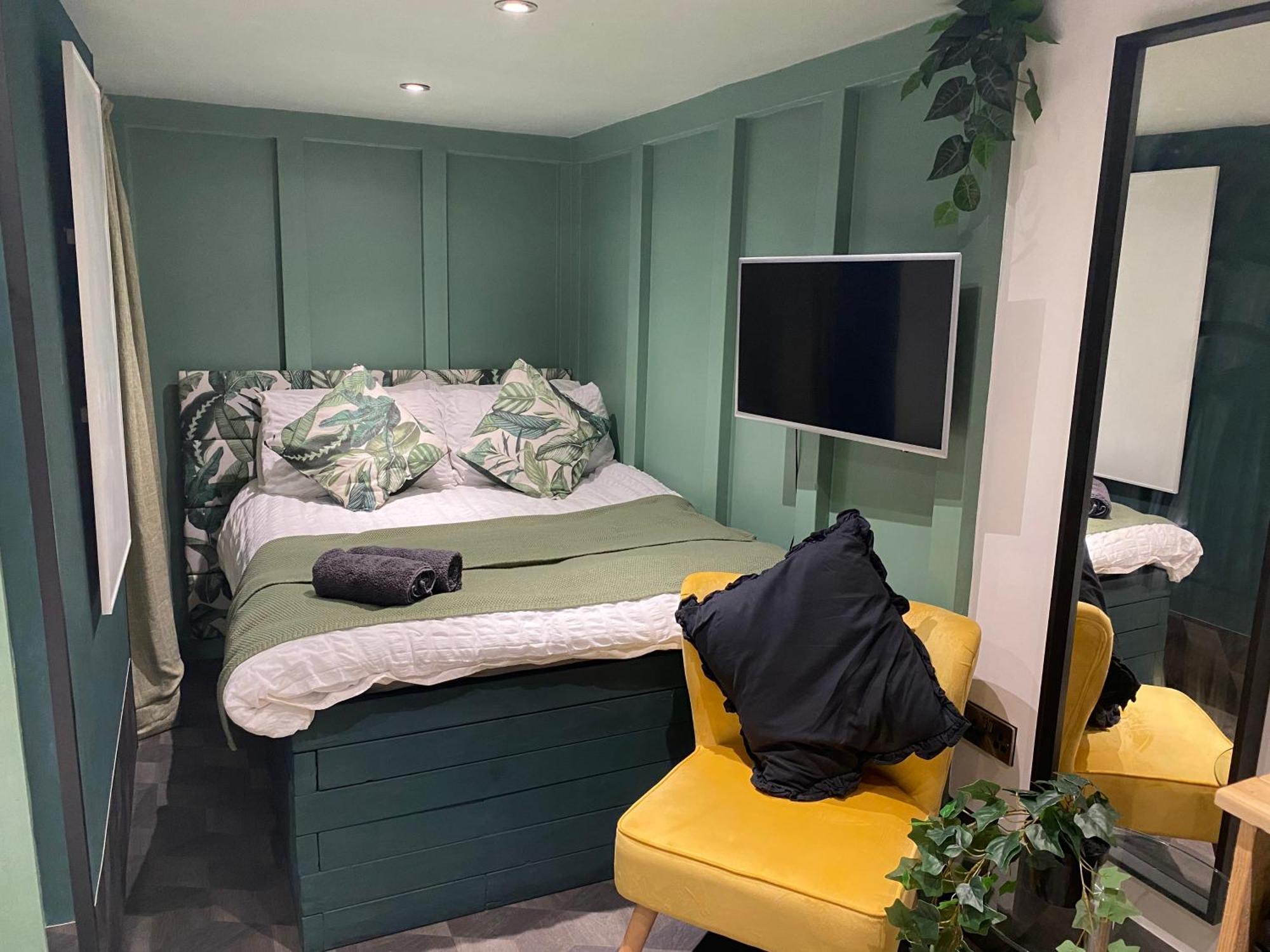 Mini Love Island Style Guest House Includes Personal Hot 24 Hour Swimming Pool, Outdoor Bathtub, Heated Dining Dome And Fire Pit, All This Is Secretly Located In The Busy Suburbs Of نوتينغهام المظهر الخارجي الصورة