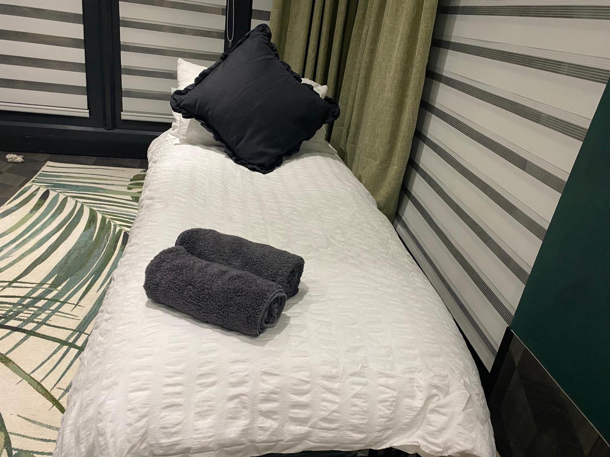 Mini Love Island Style Guest House Includes Personal Hot 24 Hour Swimming Pool, Outdoor Bathtub, Heated Dining Dome And Fire Pit, All This Is Secretly Located In The Busy Suburbs Of نوتينغهام المظهر الخارجي الصورة