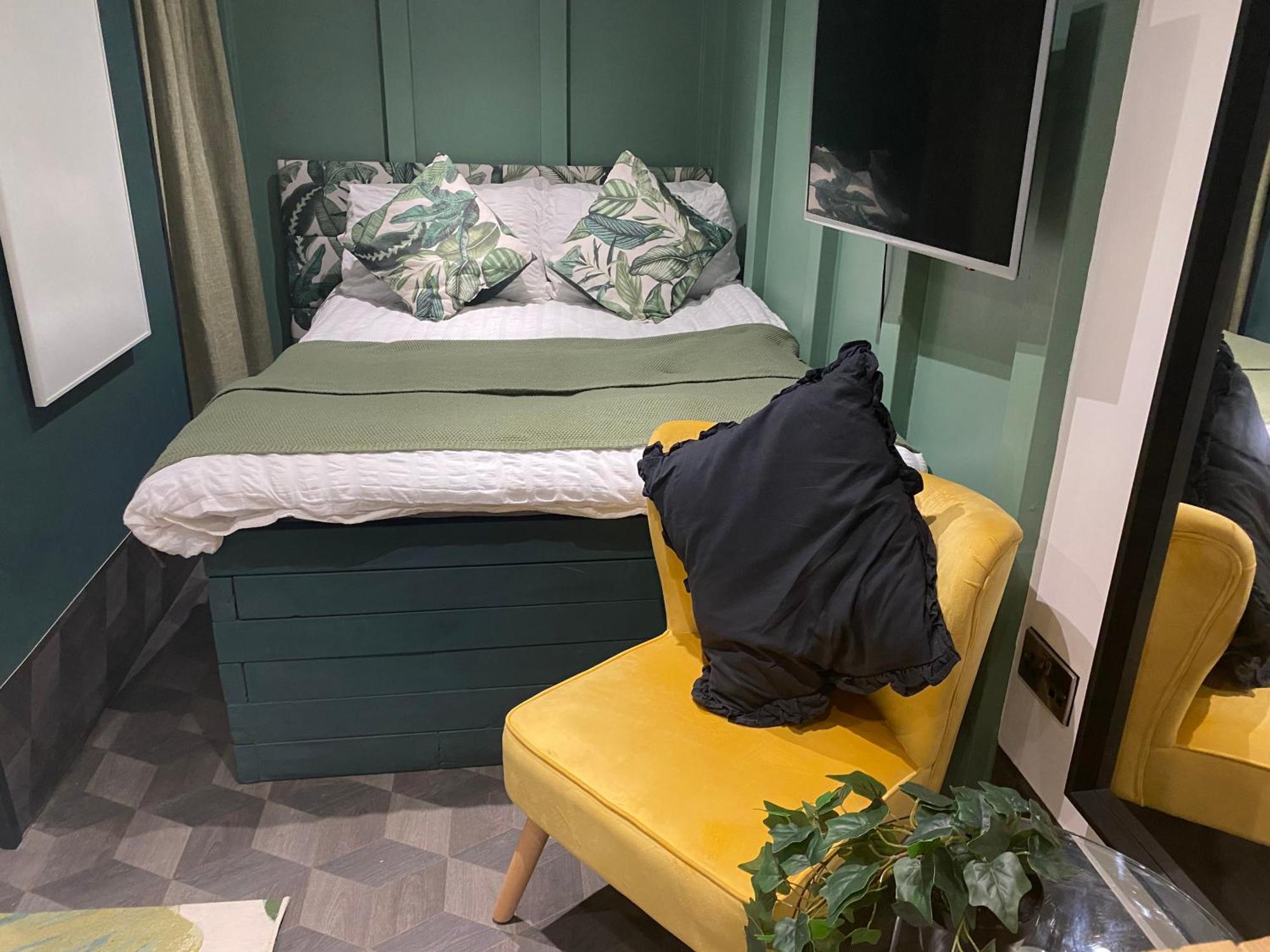Mini Love Island Style Guest House Includes Personal Hot 24 Hour Swimming Pool, Outdoor Bathtub, Heated Dining Dome And Fire Pit, All This Is Secretly Located In The Busy Suburbs Of نوتينغهام المظهر الخارجي الصورة