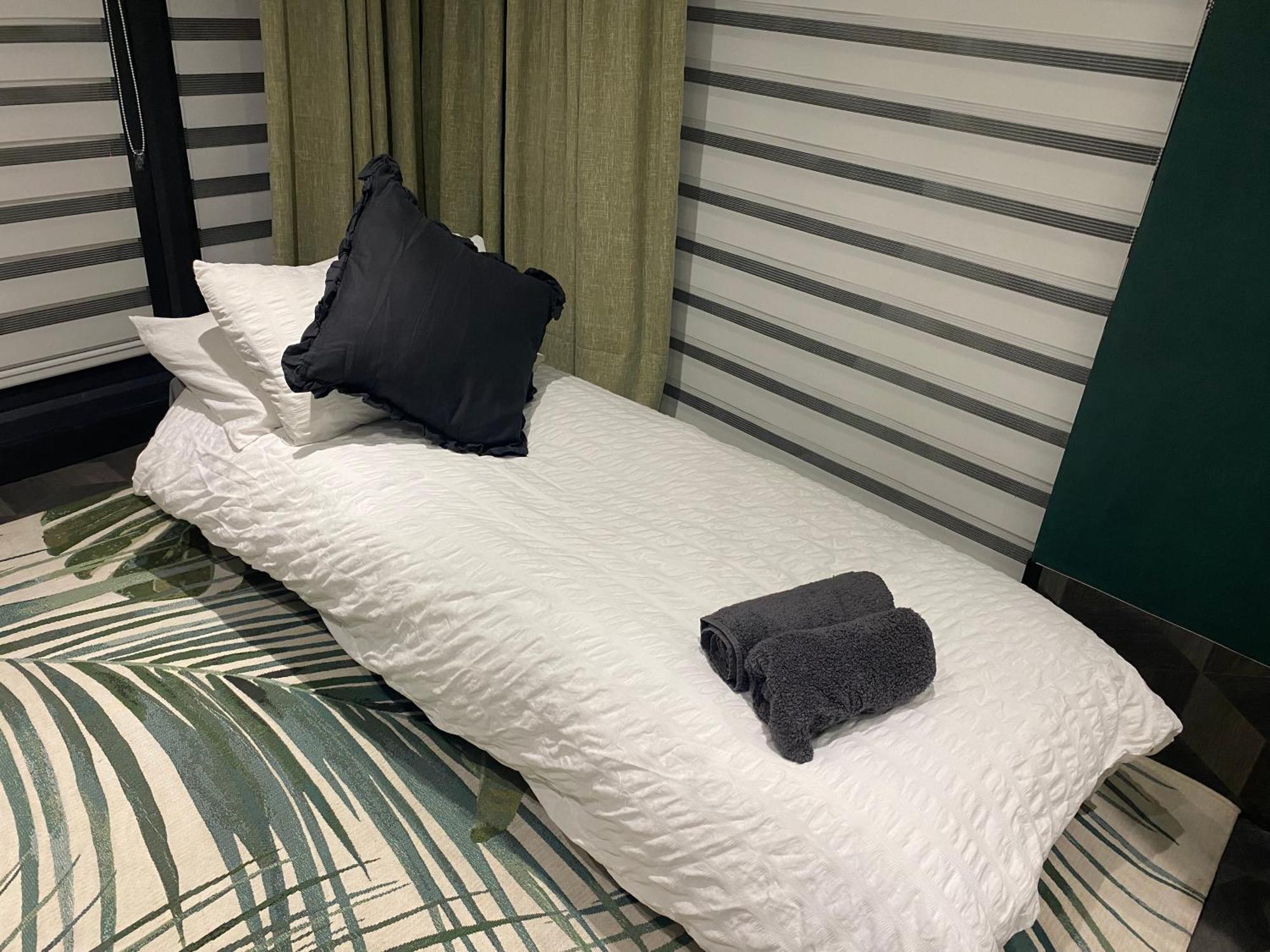 Mini Love Island Style Guest House Includes Personal Hot 24 Hour Swimming Pool, Outdoor Bathtub, Heated Dining Dome And Fire Pit, All This Is Secretly Located In The Busy Suburbs Of نوتينغهام المظهر الخارجي الصورة