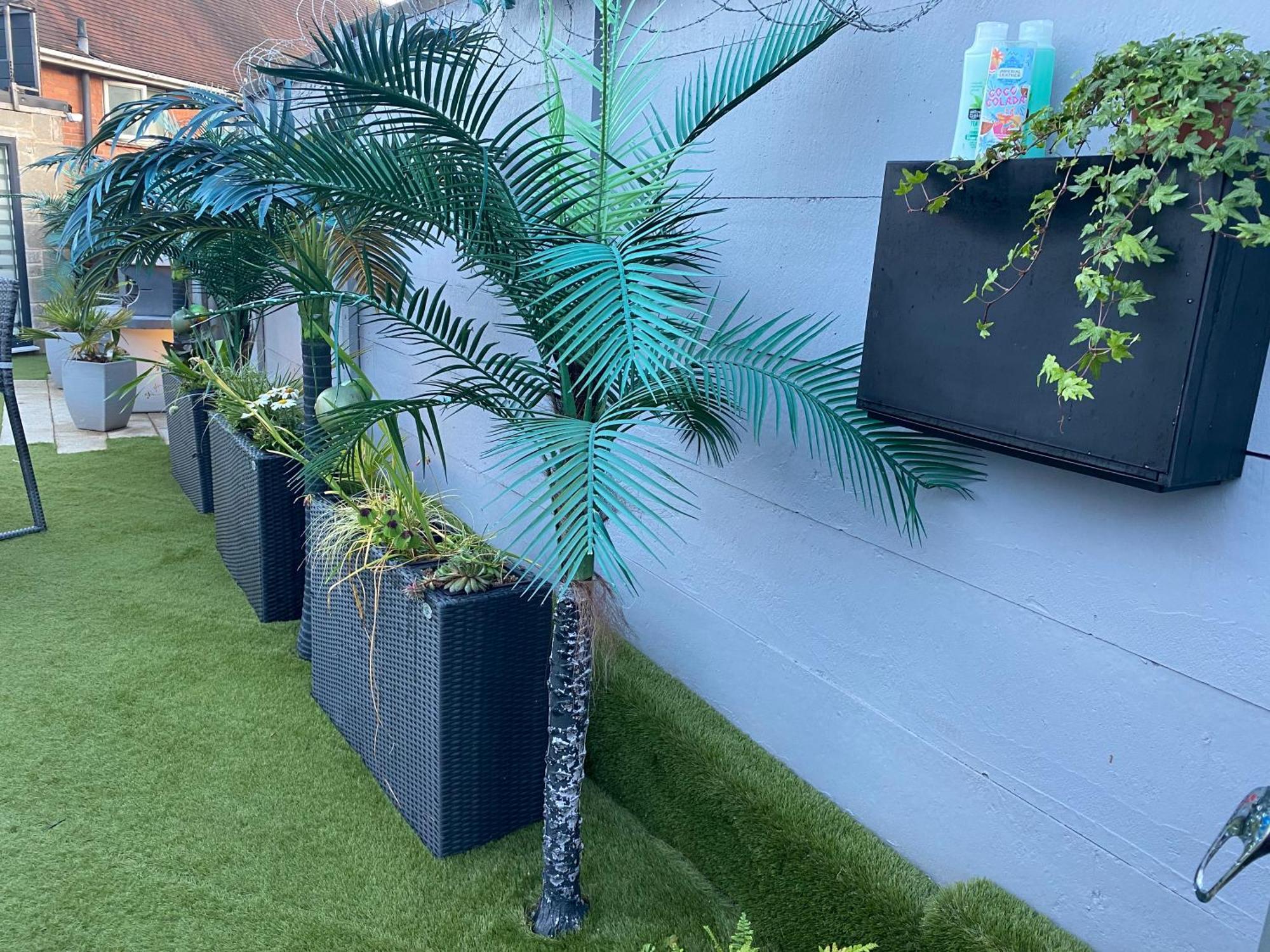 Mini Love Island Style Guest House Includes Personal Hot 24 Hour Swimming Pool, Outdoor Bathtub, Heated Dining Dome And Fire Pit, All This Is Secretly Located In The Busy Suburbs Of نوتينغهام المظهر الخارجي الصورة