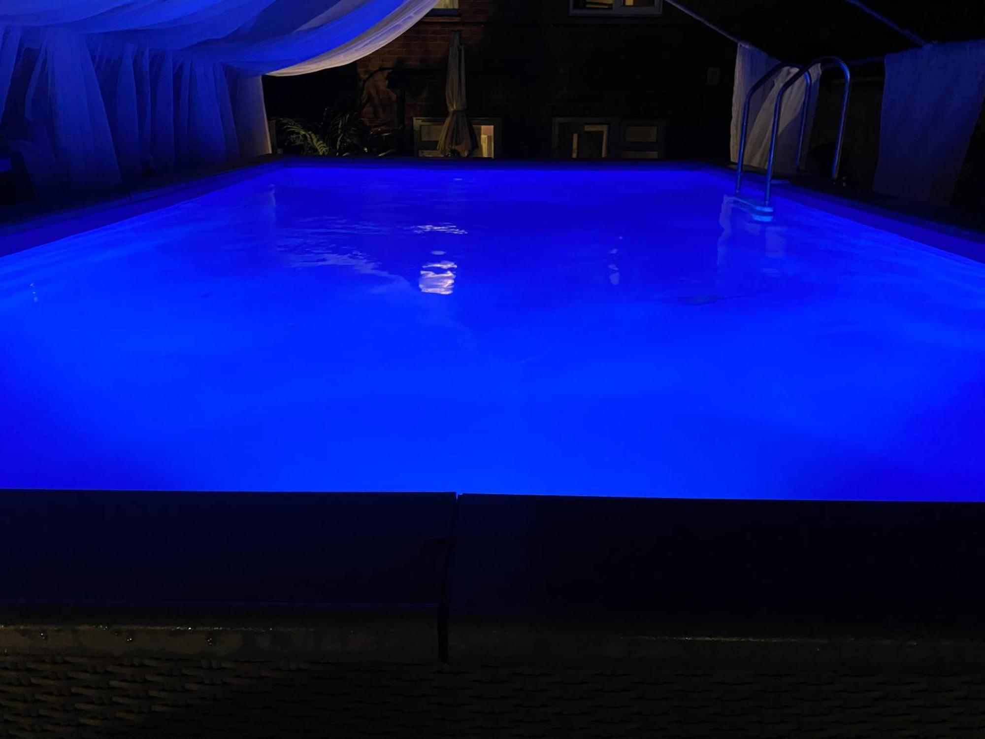 Mini Love Island Style Guest House Includes Personal Hot 24 Hour Swimming Pool, Outdoor Bathtub, Heated Dining Dome And Fire Pit, All This Is Secretly Located In The Busy Suburbs Of نوتينغهام المظهر الخارجي الصورة