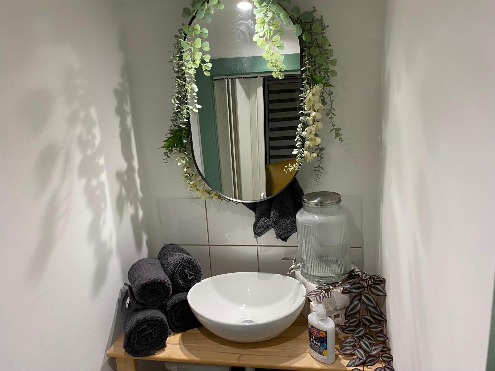 Mini Love Island Style Guest House Includes Personal Hot 24 Hour Swimming Pool, Outdoor Bathtub, Heated Dining Dome And Fire Pit, All This Is Secretly Located In The Busy Suburbs Of نوتينغهام المظهر الخارجي الصورة