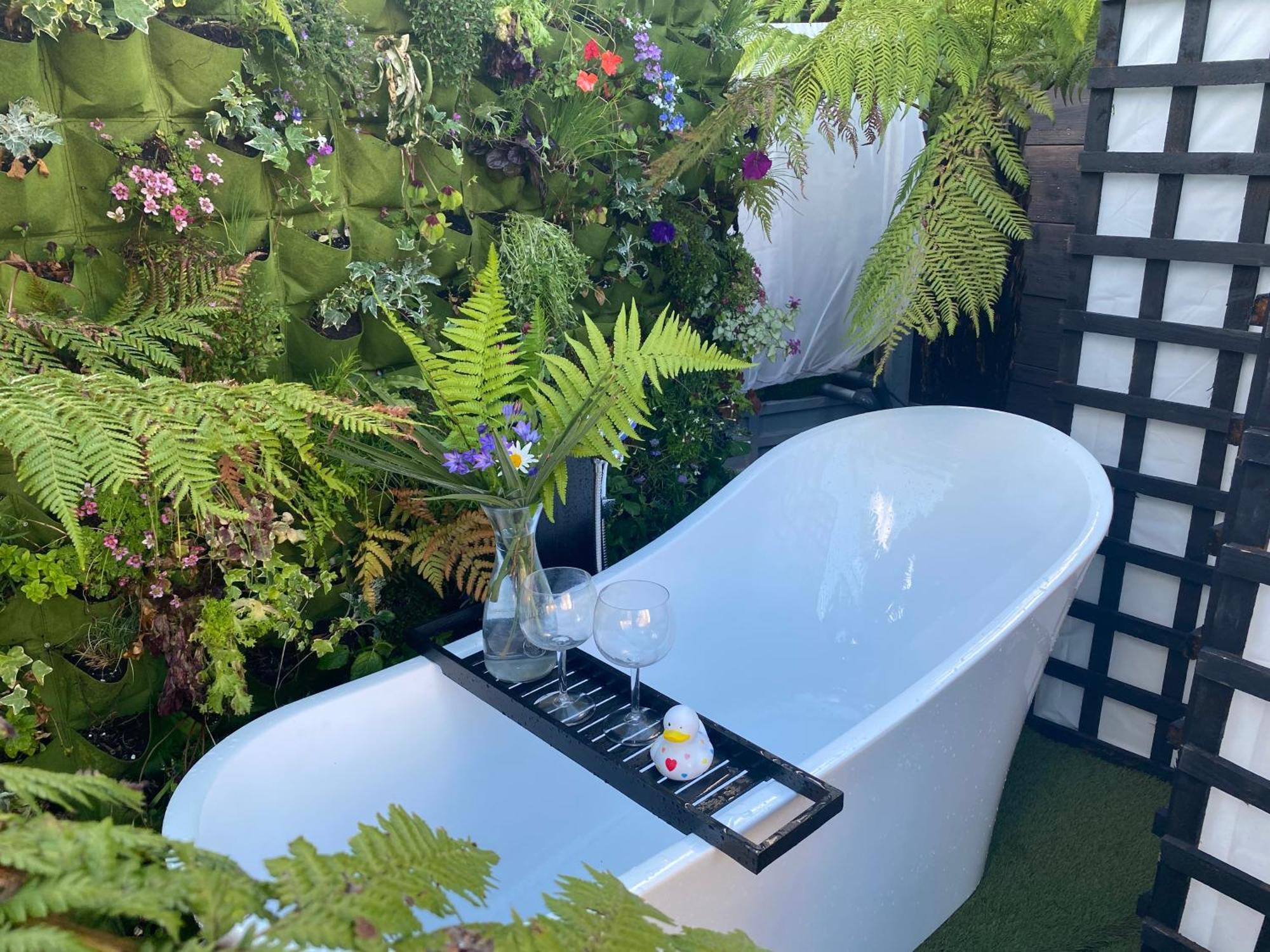 Mini Love Island Style Guest House Includes Personal Hot 24 Hour Swimming Pool, Outdoor Bathtub, Heated Dining Dome And Fire Pit, All This Is Secretly Located In The Busy Suburbs Of نوتينغهام المظهر الخارجي الصورة