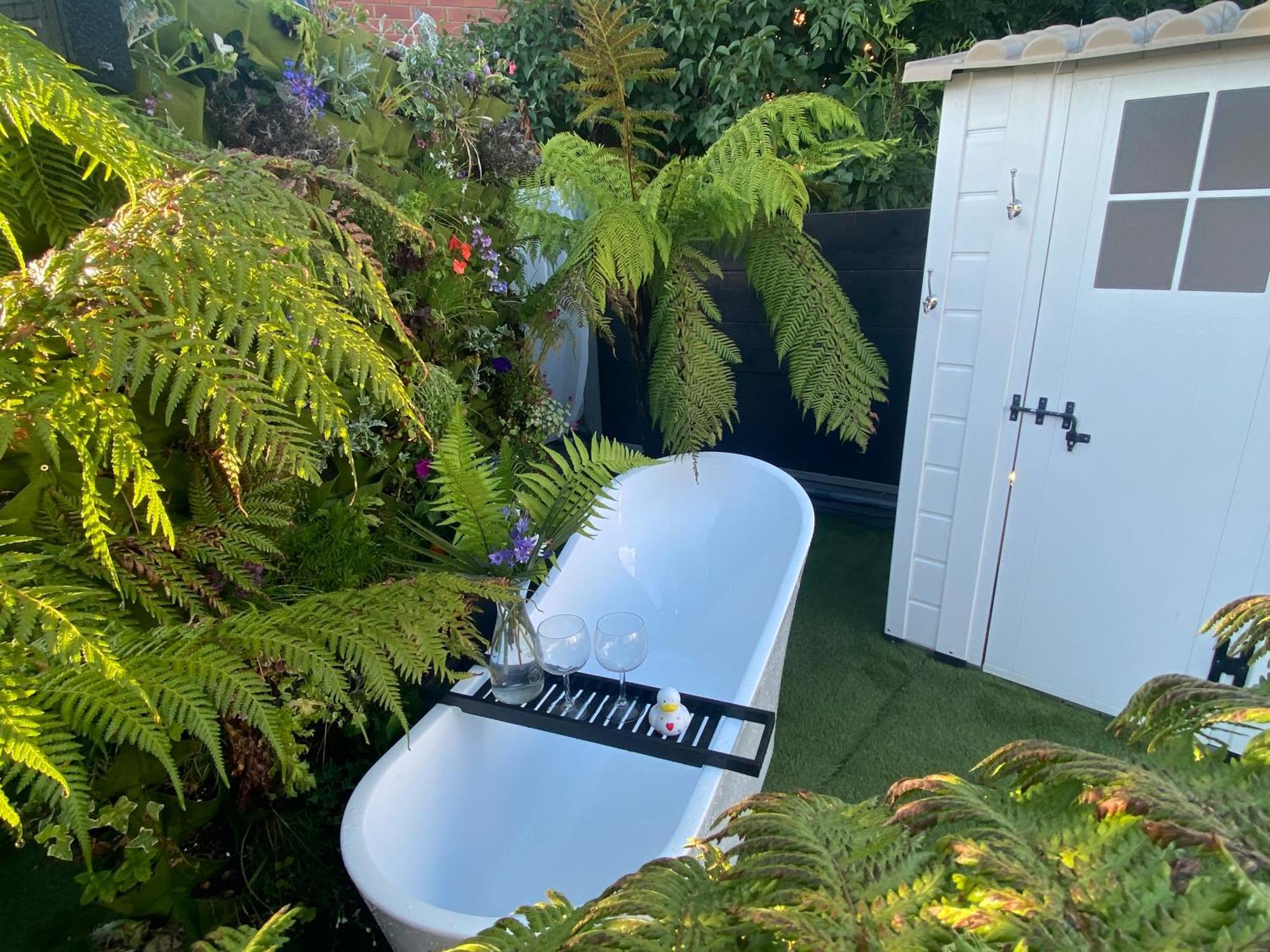 Mini Love Island Style Guest House Includes Personal Hot 24 Hour Swimming Pool, Outdoor Bathtub, Heated Dining Dome And Fire Pit, All This Is Secretly Located In The Busy Suburbs Of نوتينغهام المظهر الخارجي الصورة